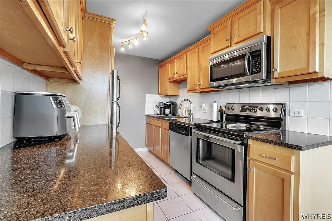 1 bed, 1.5 bath, 867 sqft, $1,800 — Photo 4