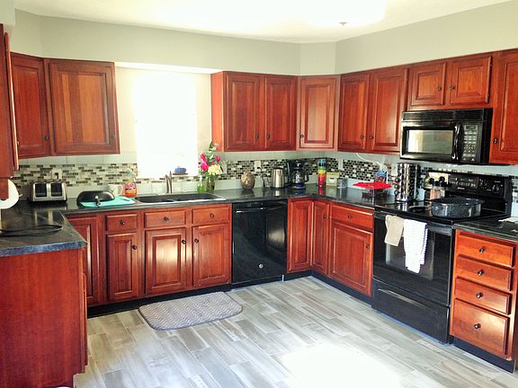 4th image of 837 New Hampshire St