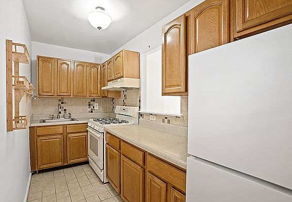 4th image of 499 Greene Ave #1