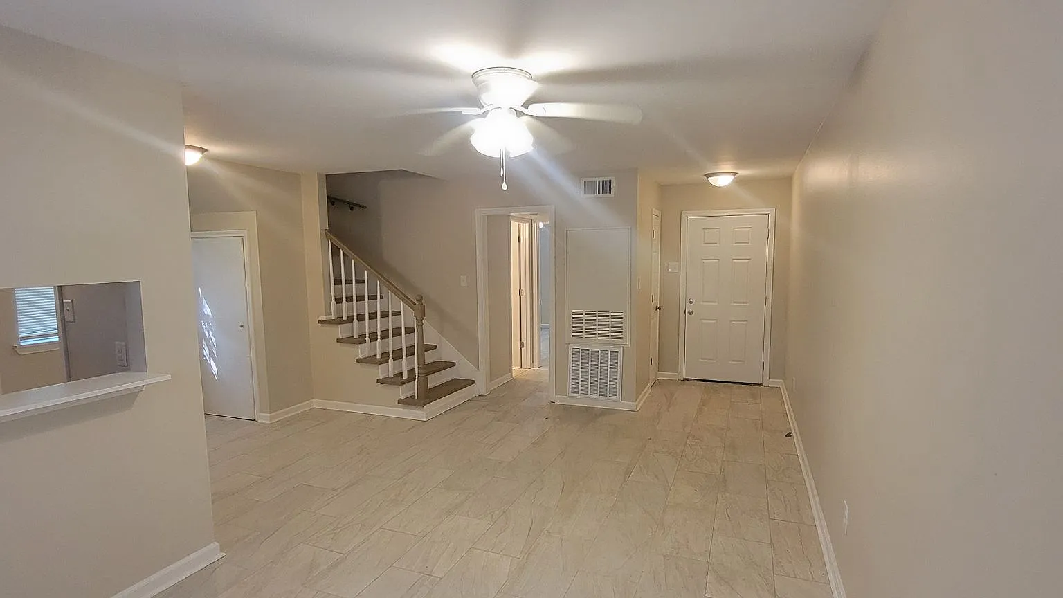 Newly Renovated 3 bedroom 2 bath town home — Photo 4
