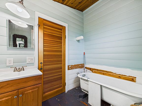 4th image of 3765 Sawmill Rd