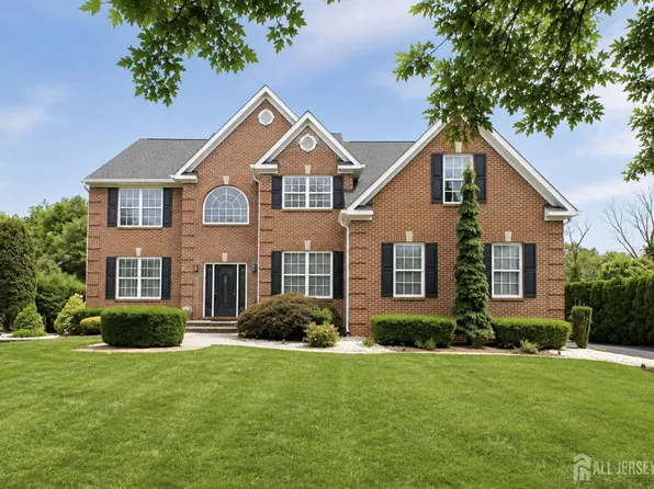 29 Bard Dr, Monroe Township, NJ 08831