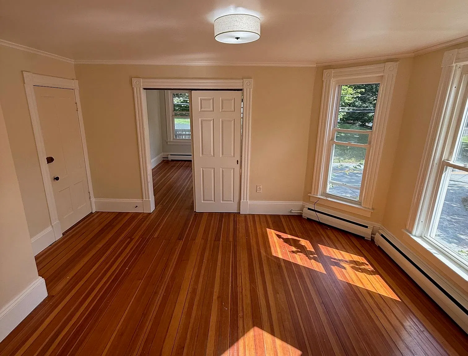 3 bed, 1.0 bath, 900 sqft, $2,000 — Photo 2