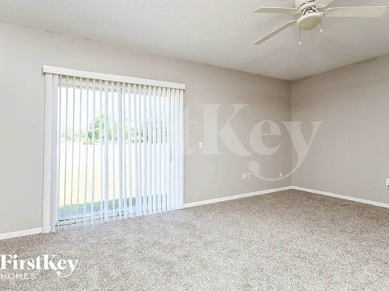 702 Cotulla Dr — Photo 4