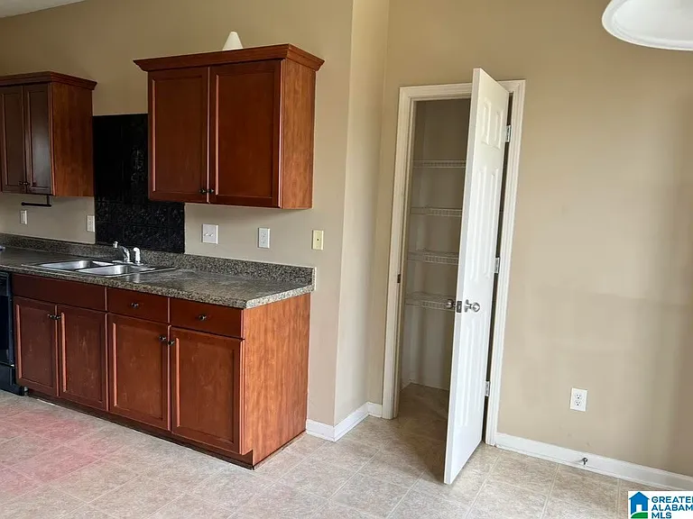 1004 Medinah Dr — Photo 11