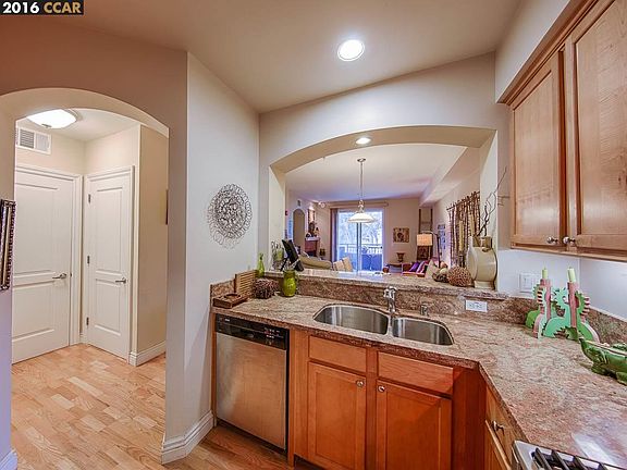 4th image of 1310 Creekside Dr Unit 202
