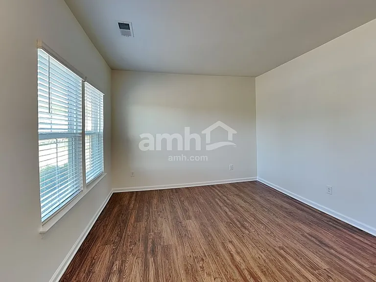 548 Larragan Dr — Photo 8