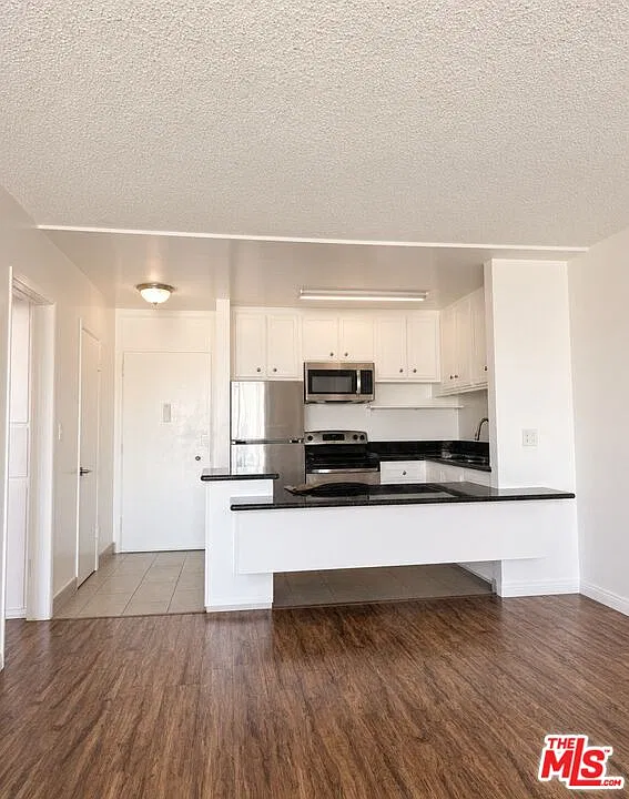1 bed, 1.0 bath, 696 sqft, $1,880 — Photo 4