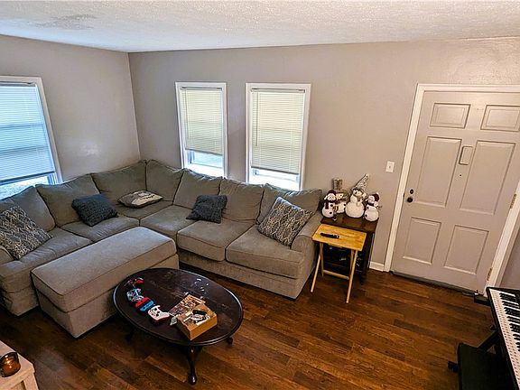 4th image of 595 Saint Leger Ave
