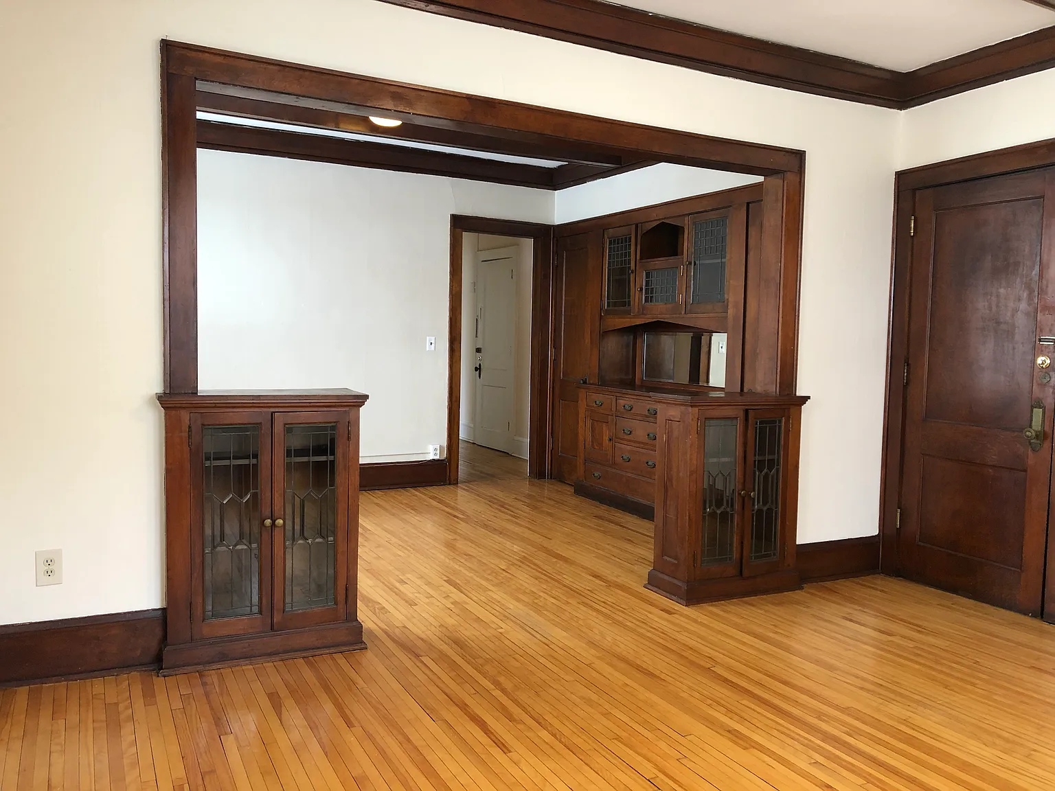2 bed, 800 sqft, $1,300 — Photo 2
