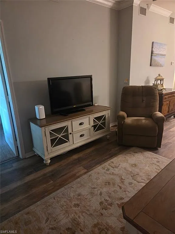 2 bed, 2.0 bath, 1070 sqft, $3,500 — Photo 2