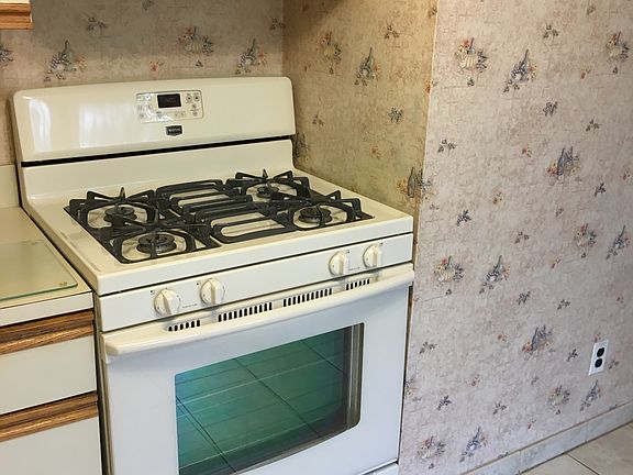 4th image of 11 Locust Ct