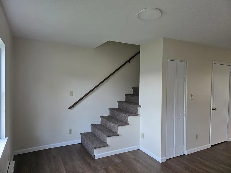320 Hubbard St — Photo 26