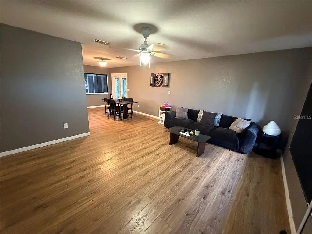 3 bed, 2.0 bath, 1176 sqft, $1,800 — Photo 3