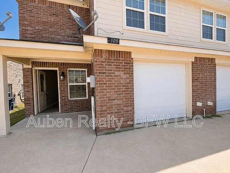3 bed, 2.5 bath, 1388 sqft, $1,499 — Photo 3