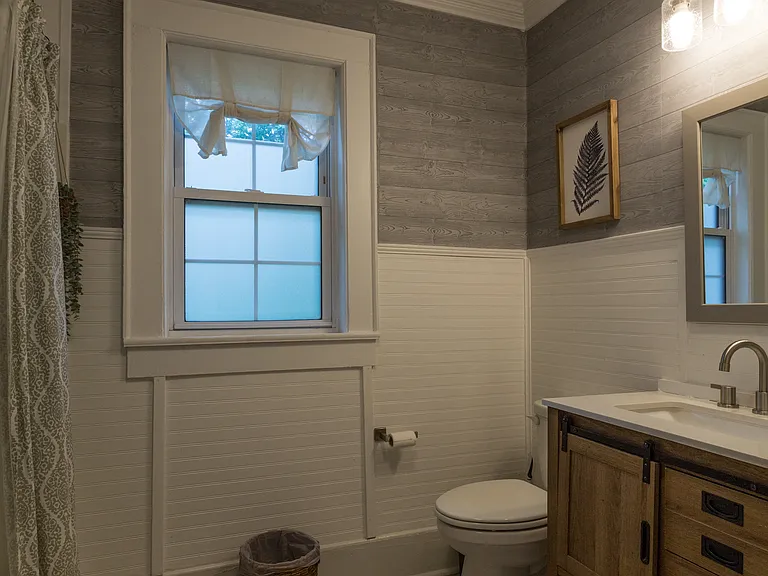 516 W King St — Photo 8