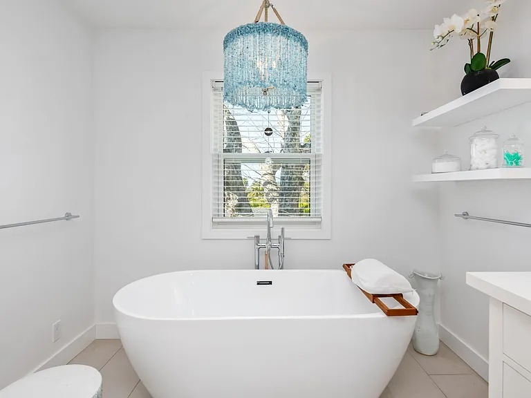 Master Bedroom bath tub; cozy fresh towels
