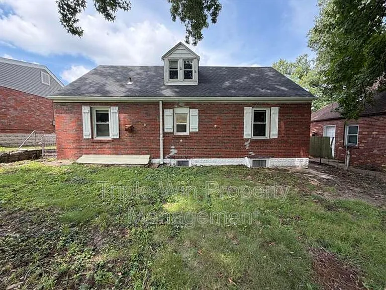 802 Rolwes Ave — Photo 7