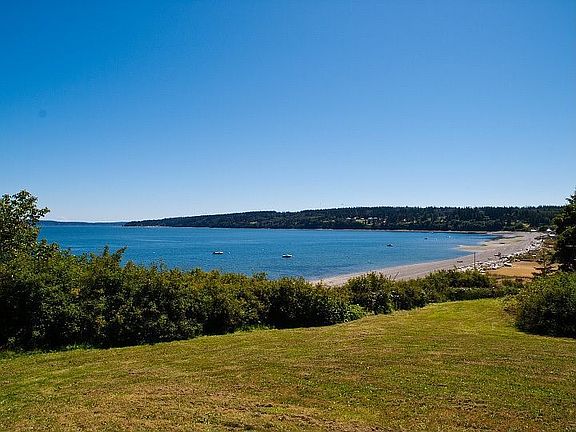 Walk to beach / Moor your boat 