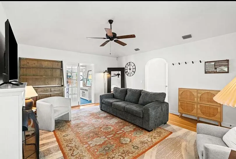 3 bed, 2.0 bath, 1130 sqft, $5,600 — Photo 4