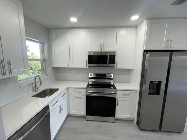 7960 Sunrise Lakes Dr N APT 304, Fort Lauderdale, FL 33322