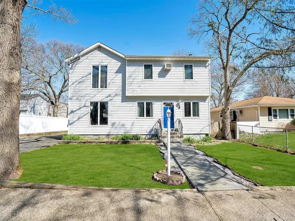 8 Nina Place, Farmingville, NY 11738