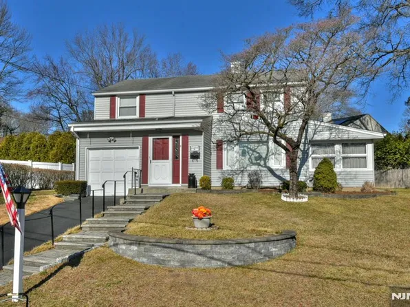 8 Macdonald Ct, Waldwick, NJ 07463