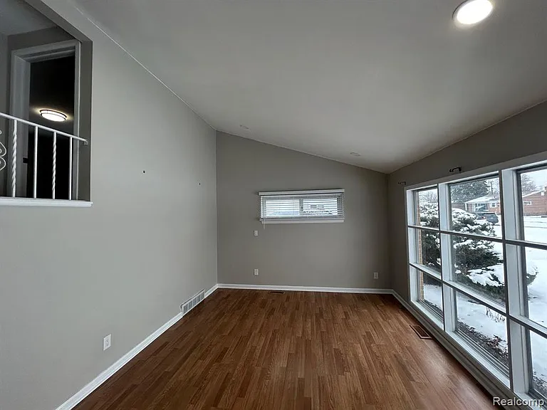 4472 Buchanan Ave — Photo 3