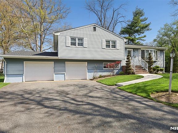 2nd image of 35 Robin Rd