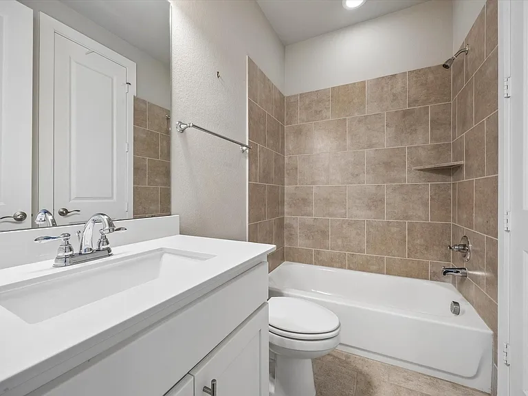 2710 Freund St — Photo 22