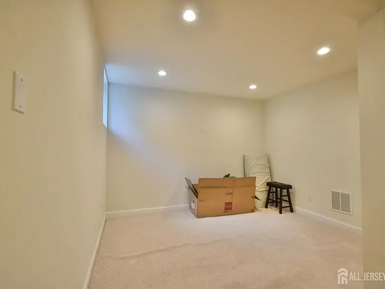 61 McCormick Ave S — Photo 23