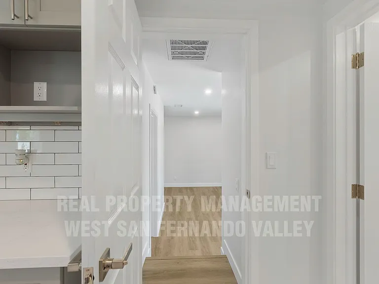 9801 Columbus Ave — Photo 15