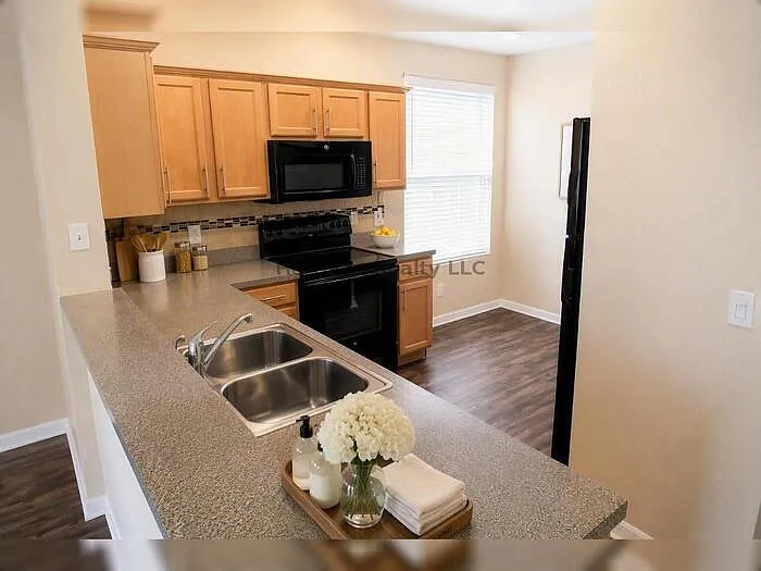 3 bed, 2.0 bath, 1592 sqft, $1,995 — Photo 3