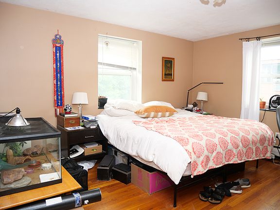 4th image of 217 Kent St #11350213