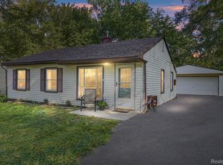 2887 Edna Jane Dr, Auburn Hills, MI 48326