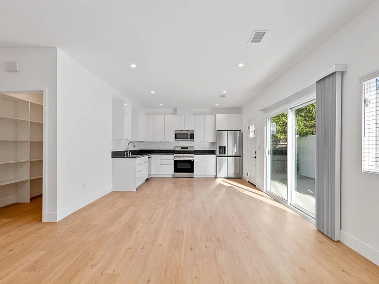 18203 Sunburst St — Photo 8
