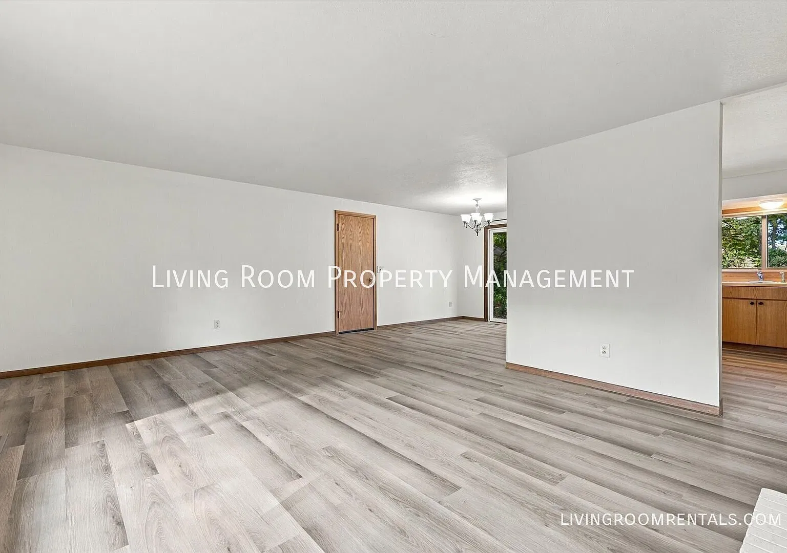 Mid-Century 3BR Home on Quiet Cul-de-Sac with Backyard Deck & 2-Car Garage — Photo 4