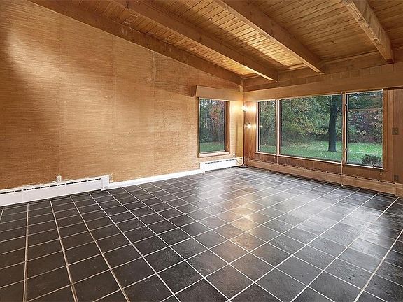 4th image of 7079 Hillcrest Ln