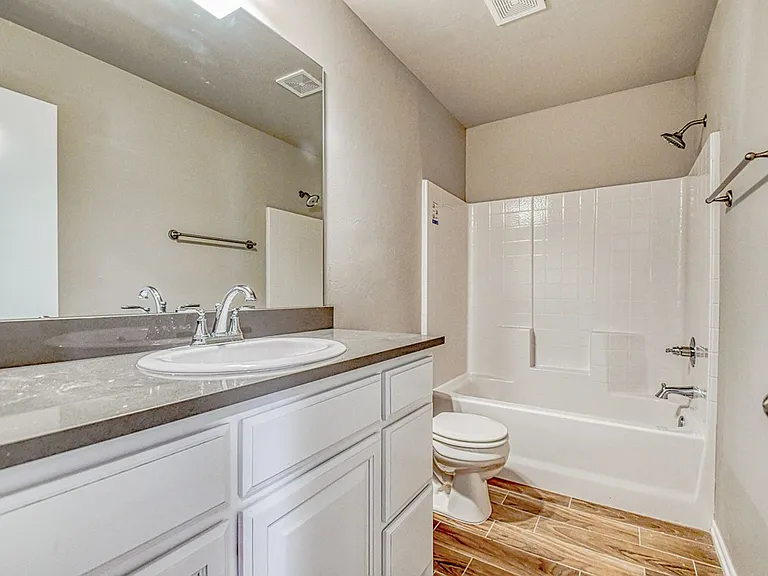1005 Saint Cecil — Photo 28