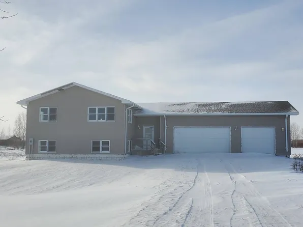 2135 17th St NE, Grand Forks, ND 58203