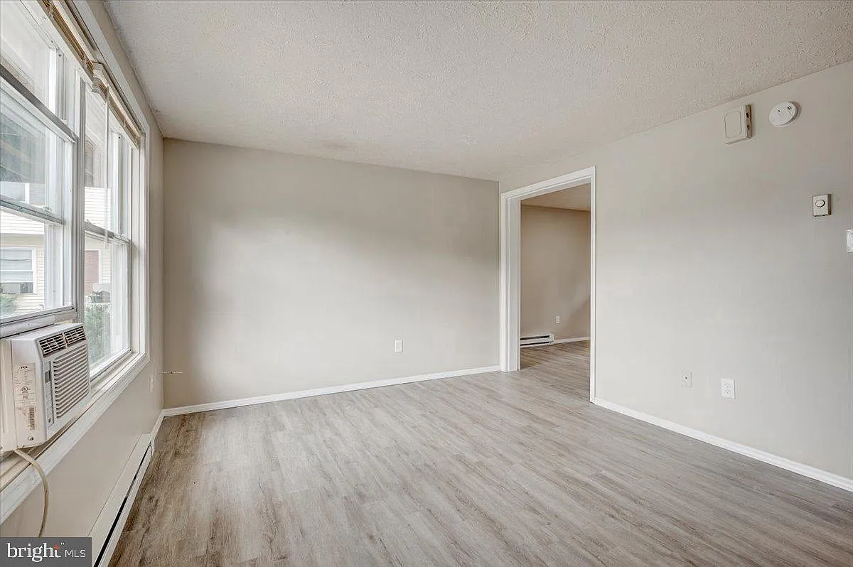 2 bed, 1.0 bath, 900 sqft, $1,195 — Photo 2