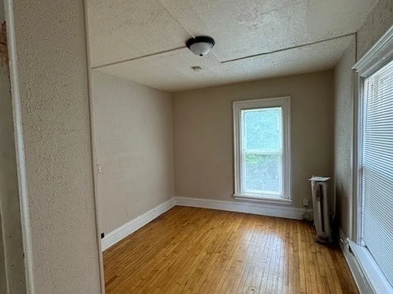 209 E Mifflin St — Photo 8