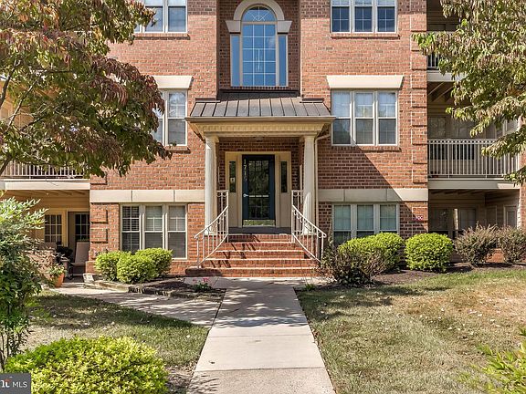 3rd image of 1715 Landmark Dr Unit 2G
