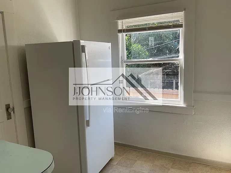 830 N Van Buren St #B — Photo 7