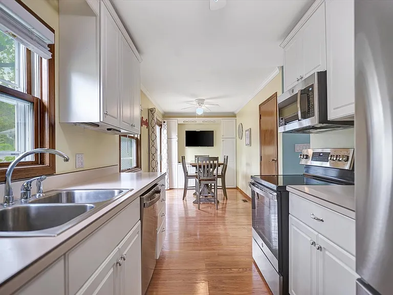 1703 E Fairlawn Dr — Photo 6