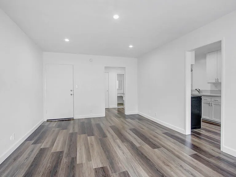 Country Club Apartments — Photo 3