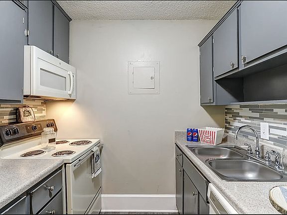 5th image of 1315 E Castle St #03852fbe6
