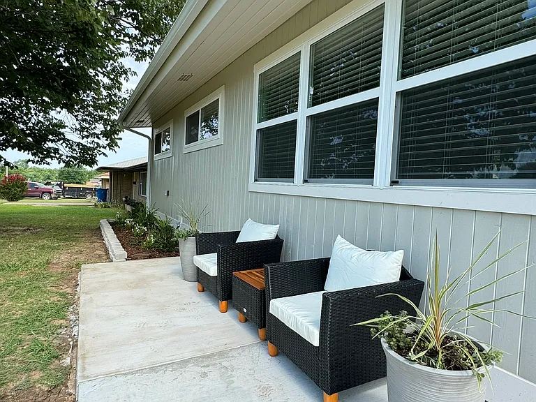1442 E Broadway St — Photo 49