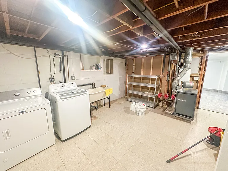36 Roosevelt Ave — Photo 15