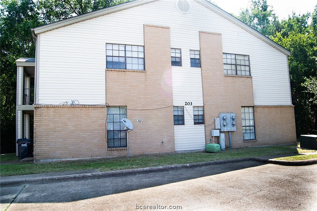 2 bed, 903 sqft, $945 — Photo 1